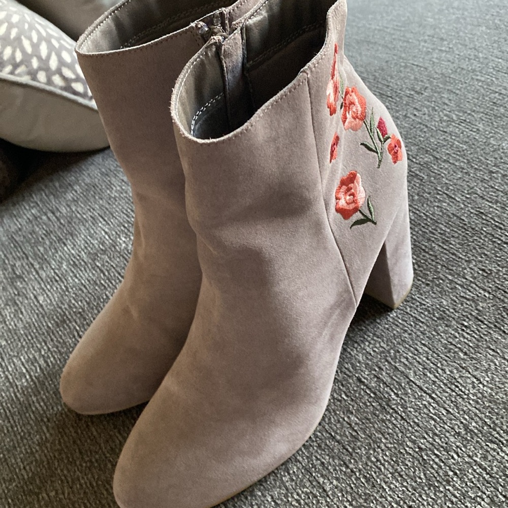 Report Macy’s Suede Embroidered Suede Heel Ankle Bootie Boot Zara 10 NWOT - Picture 10 of 15
